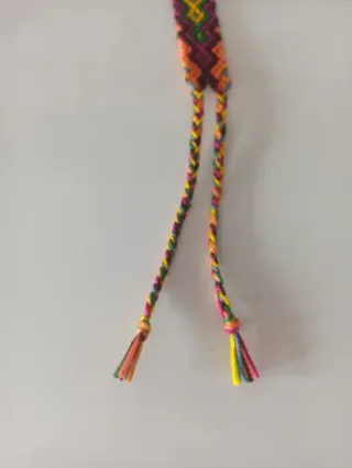 Pulsera tejida multicolor