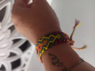 Pulsera tejida multicolor