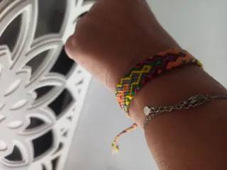 Pulsera tejida multicolor