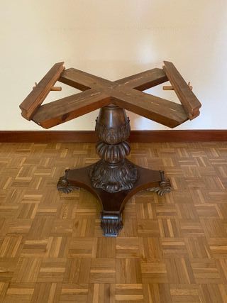 Pie de mesa antigua de madera