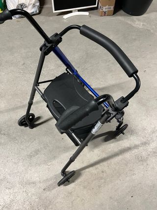 Andador con asiento y cesta azul