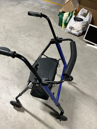 Andador con asiento y cesta azul