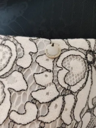 Blusa negra y blanca con encaje