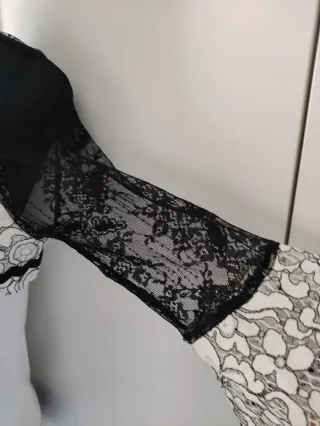 Blusa negra y blanca con encaje