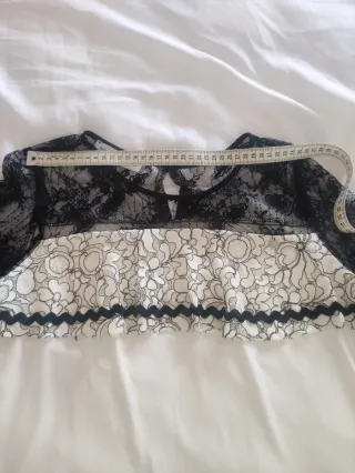 Blusa negra y blanca con encaje