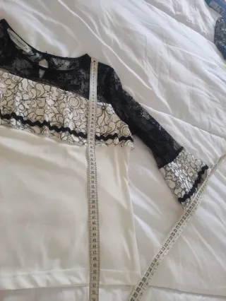 Blusa negra y blanca con encaje