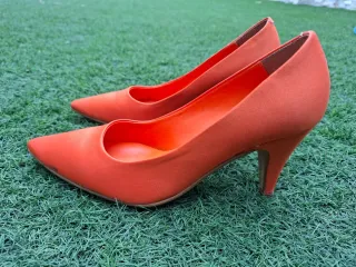 Zapatos de tacón naranja. Numero 35