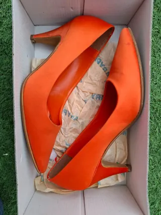 Zapatos de tacón naranja. Numero 35