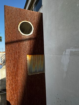 Escultura de metal oxidado