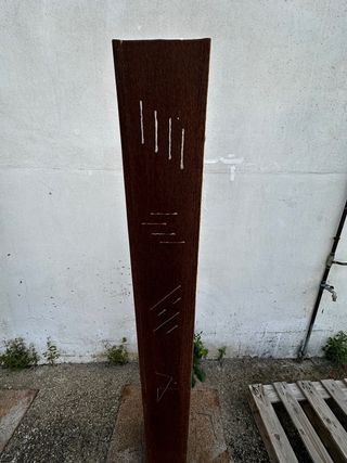 Escultura de metal oxidado