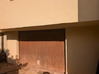 Puerta de garaje de madera