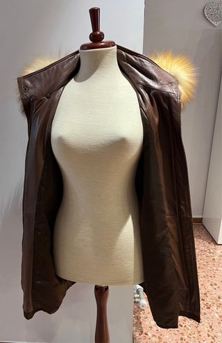 Chaqueta de piel ovina con capucha