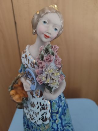 Figura porcelana fallera con flores y cesta.