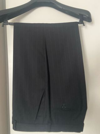 Traje de hombre negro con raya azul