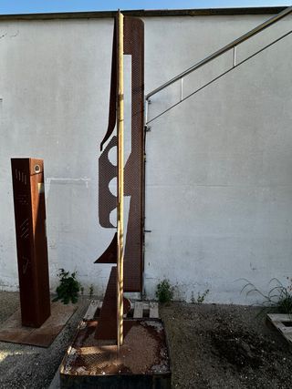 Escultura de metal oxidado