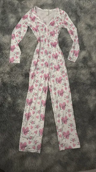 Pijama entero estampado corazones y love