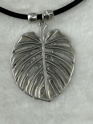 Collar cuero Zamak baño plata hoja