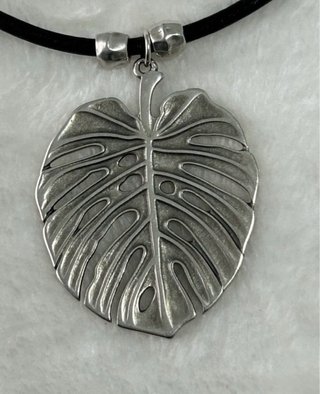 Collar cuero Zamak baño plata hoja