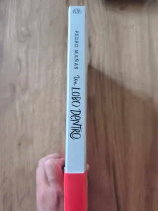 Un lobo dentro / The Wolf Inside (Spanish Edition)