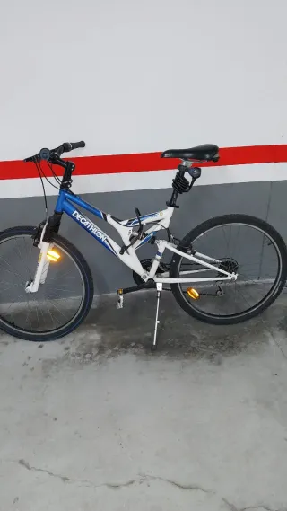 Bicicleta azul y blanca con candado