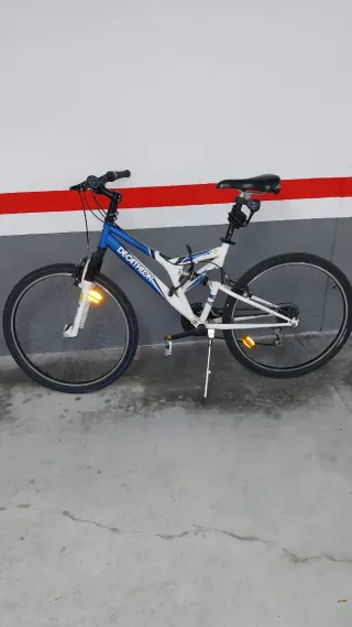 Bicicleta azul y blanca con candado