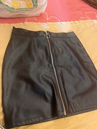 Falda negra con cremallera frontal