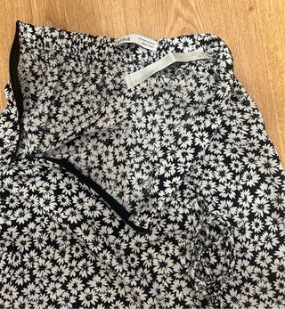 Falda midi floral con abertura