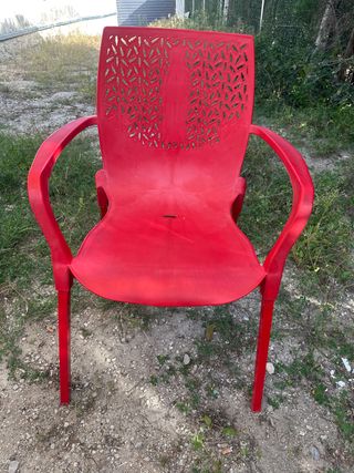 Silla roja de plástico