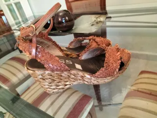 Sandalias cuña KESS piel color caramelo