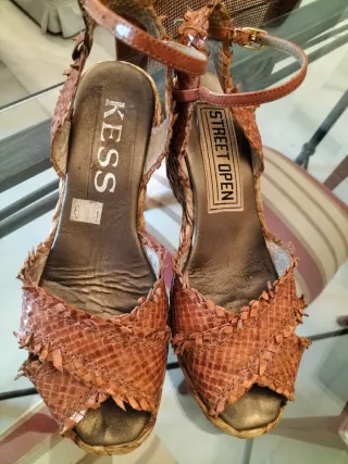 Sandalias cuña KESS piel color caramelo