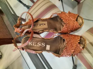 Sandalias cuña KESS piel color caramelo