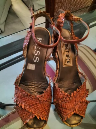 Sandalias cuña KESS piel color caramelo