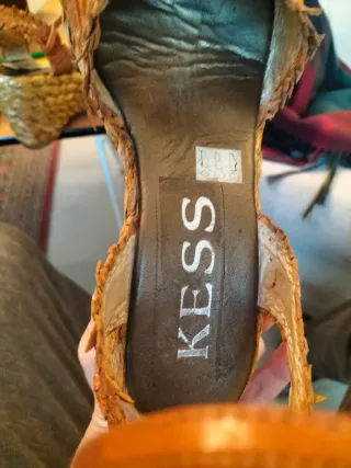 Sandalias cuña KESS piel color caramelo