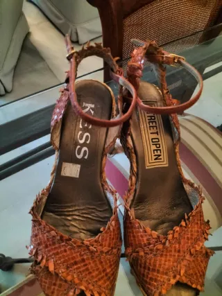 Sandalias cuña KESS piel color caramelo