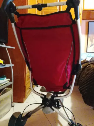 Carro de paseo bebé rojo marca Quinny 3 ruedas