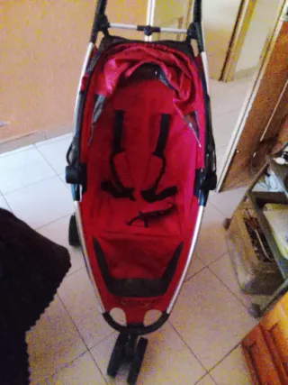 Carro de paseo bebé rojo marca Quinny 3 ruedas