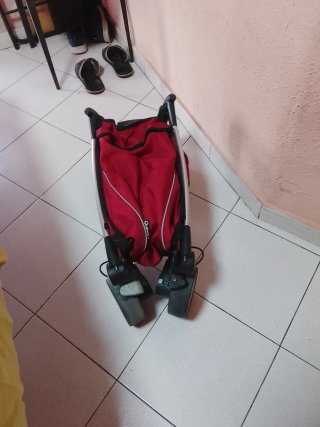 Carro de paseo bebé rojo marca Quinny 3 ruedas
