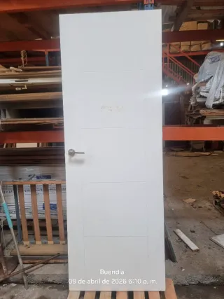 Puertas de paso blancas modernas