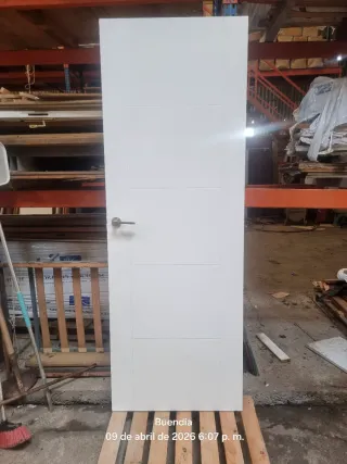 Puertas de paso blancas modernas