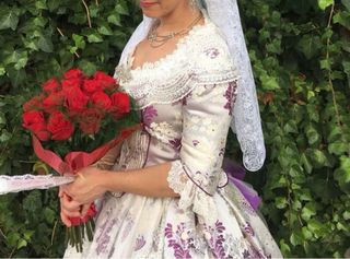 Traje de Fallera completo con Aderezo y Mantilla