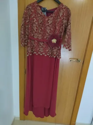 Vestido de fiesta rojo y dorado