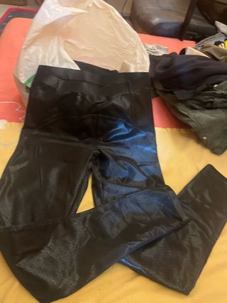 Pantalón efecto piel negro