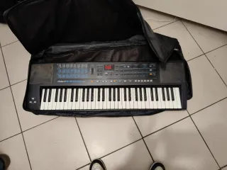 Tastiera Roland E-15