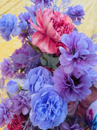 Fila di fiori artificiali rosa e viola