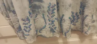 Blusón bordado y con lentejuelas de Lola Cadademun