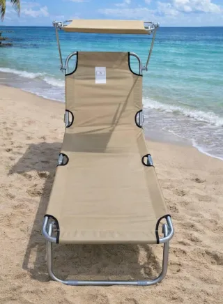 Lettino da spiaggia beige con parasole