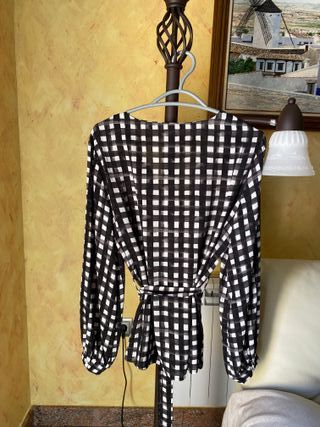 Blusa Cortefiel Cuadros Blanco y Negro