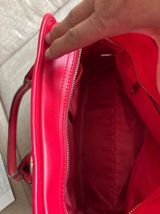 Bolso de mano rojo con textura