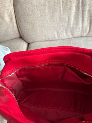 Bolso de mano rojo con textura