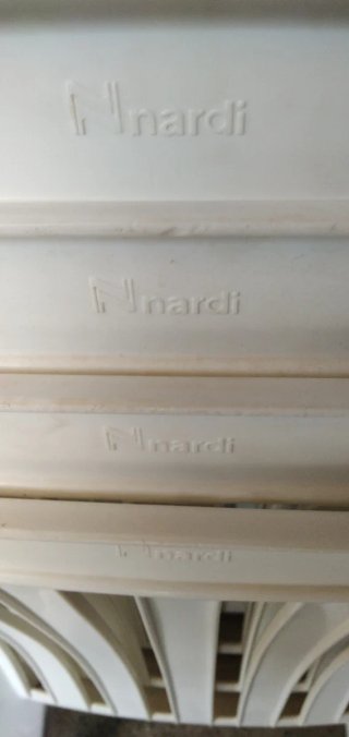 Sillas de jardín blancas de plástico